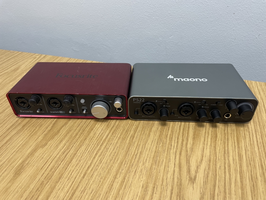 Focusrite Scarlett 2i2 vs Maono PS22