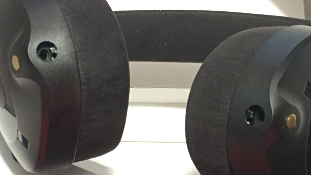 Left or right cable connector input