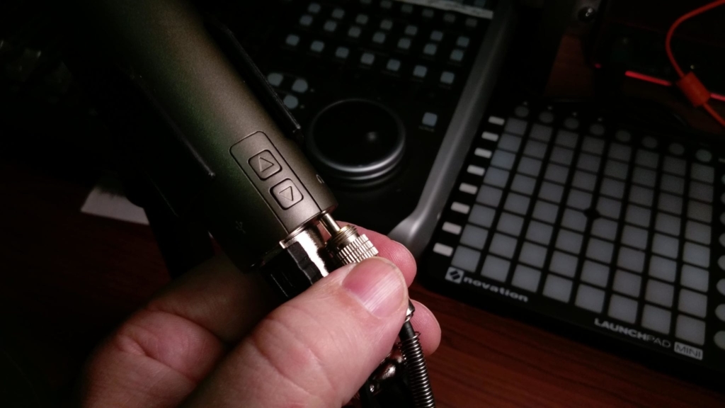 Connect headphones to Q2U